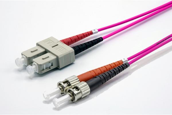 Jarretière zip 2,0mm OM4 50/125 SC-UPC/ST-UPC LSZH magenta 50m