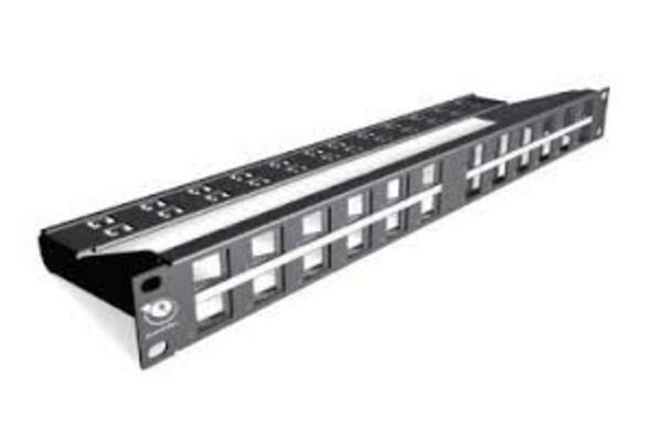 Panneau brassage Leviton 1U angulaire vide support arrière, 24 ports, noir