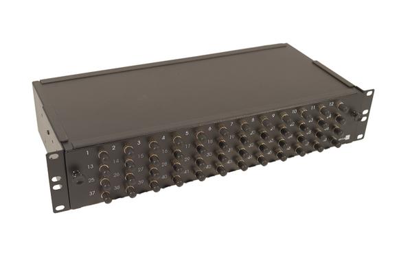 Tiroir optique coulissant 2U métal équipé de traversées ST multimodes, noir